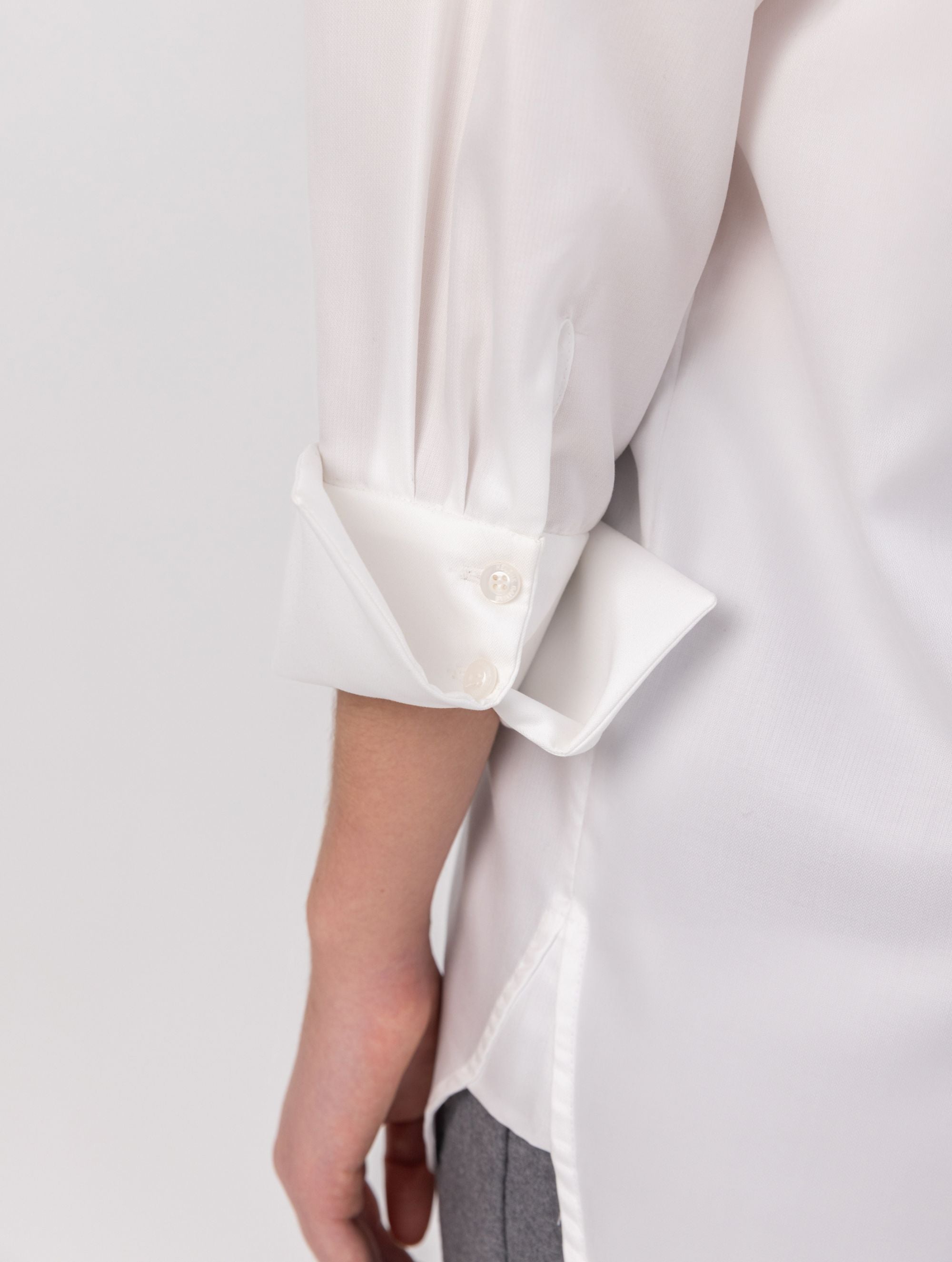 Oversize-Bluse mit Kent-Kragen, breiten Manschetten und Biesen-Details auf der Vorder- und Rückseite. Dieses Modell ist Teil unserer REBORN-Kollektion und steht für unsere „Zero-Waste-Politik“.