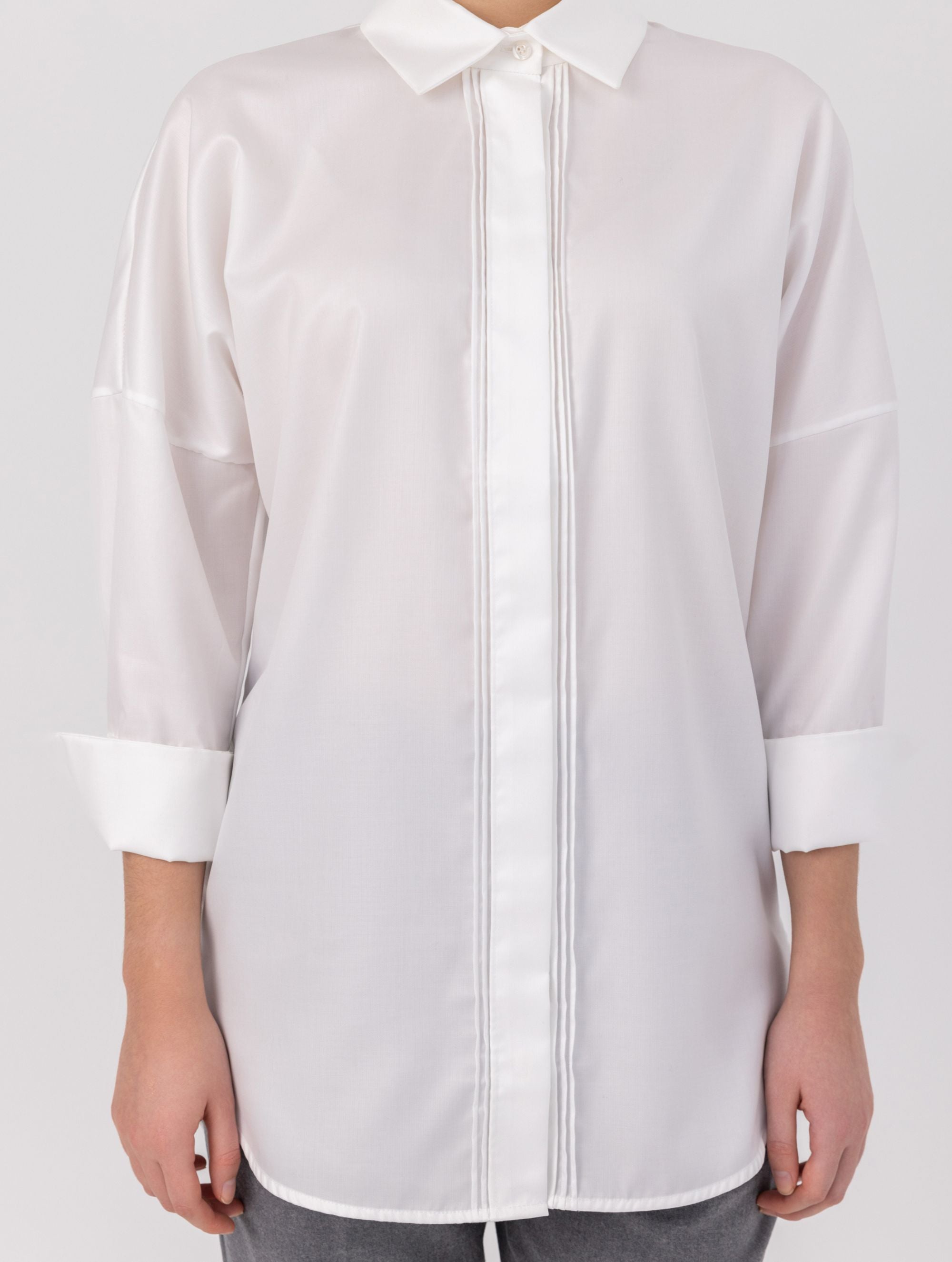 Oversize-Bluse mit Kent-Kragen, breiten Manschetten und Biesen-Details auf der Vorder- und Rückseite. Dieses Modell ist Teil unserer REBORN-Kollektion und steht für unsere „Zero-Waste-Politik“.