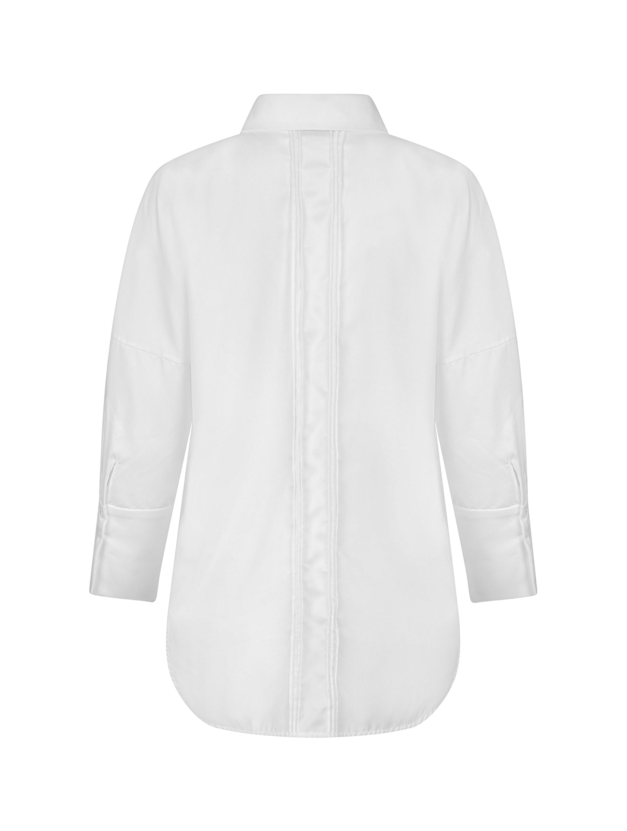 Oversize-Bluse mit Kent-Kragen, breiten Manschetten und Biesen-Details auf der Vorder- und Rückseite. Dieses Modell ist Teil unserer REBORN-Kollektion und steht für unsere „Zero-Waste-Politik“.