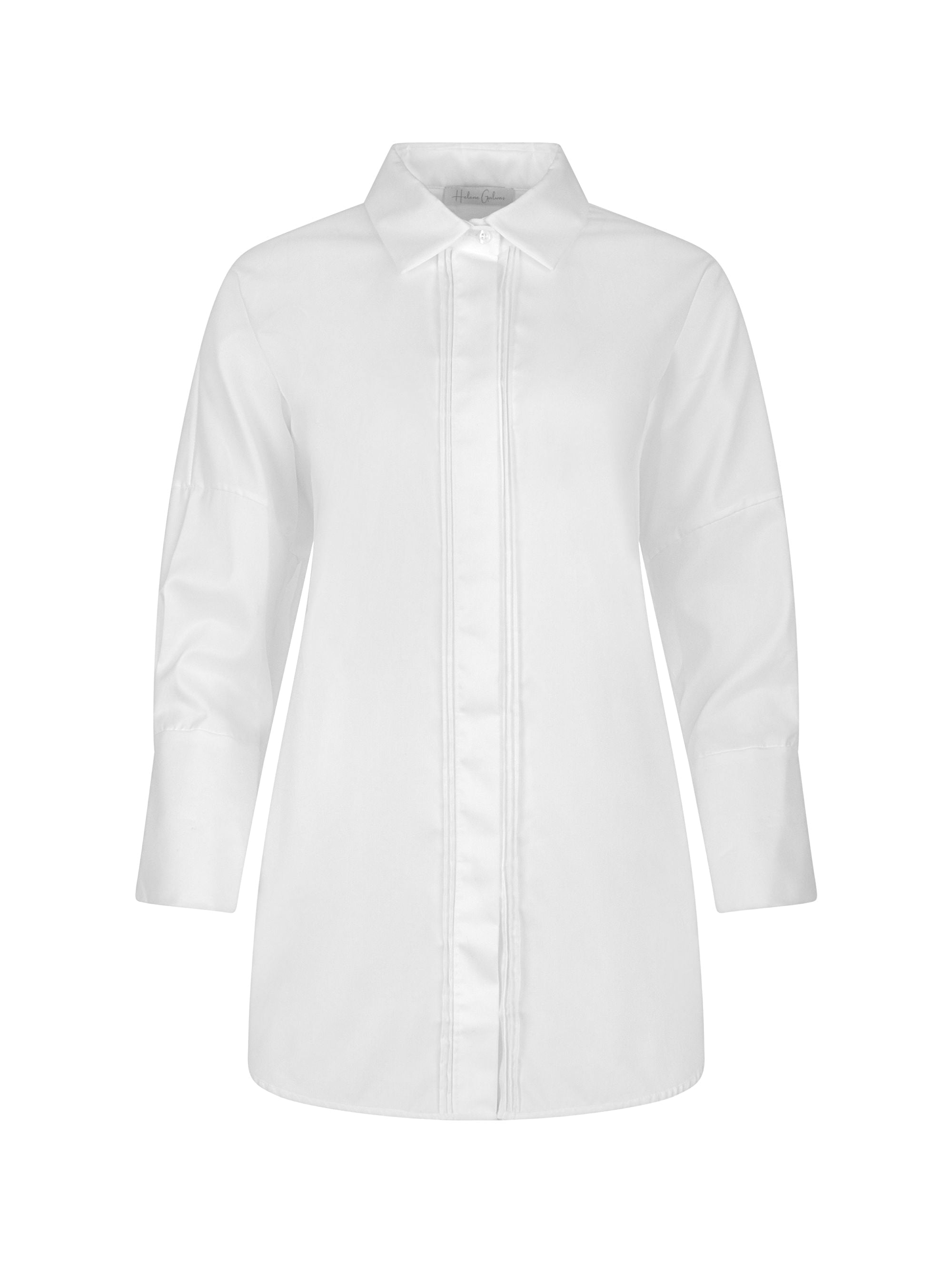 Oversize-Bluse mit Kent-Kragen, breiten Manschetten und Biesen-Details auf der Vorder- und Rückseite. Dieses Modell ist Teil unserer REBORN-Kollektion und steht für unsere „Zero-Waste-Politik“.