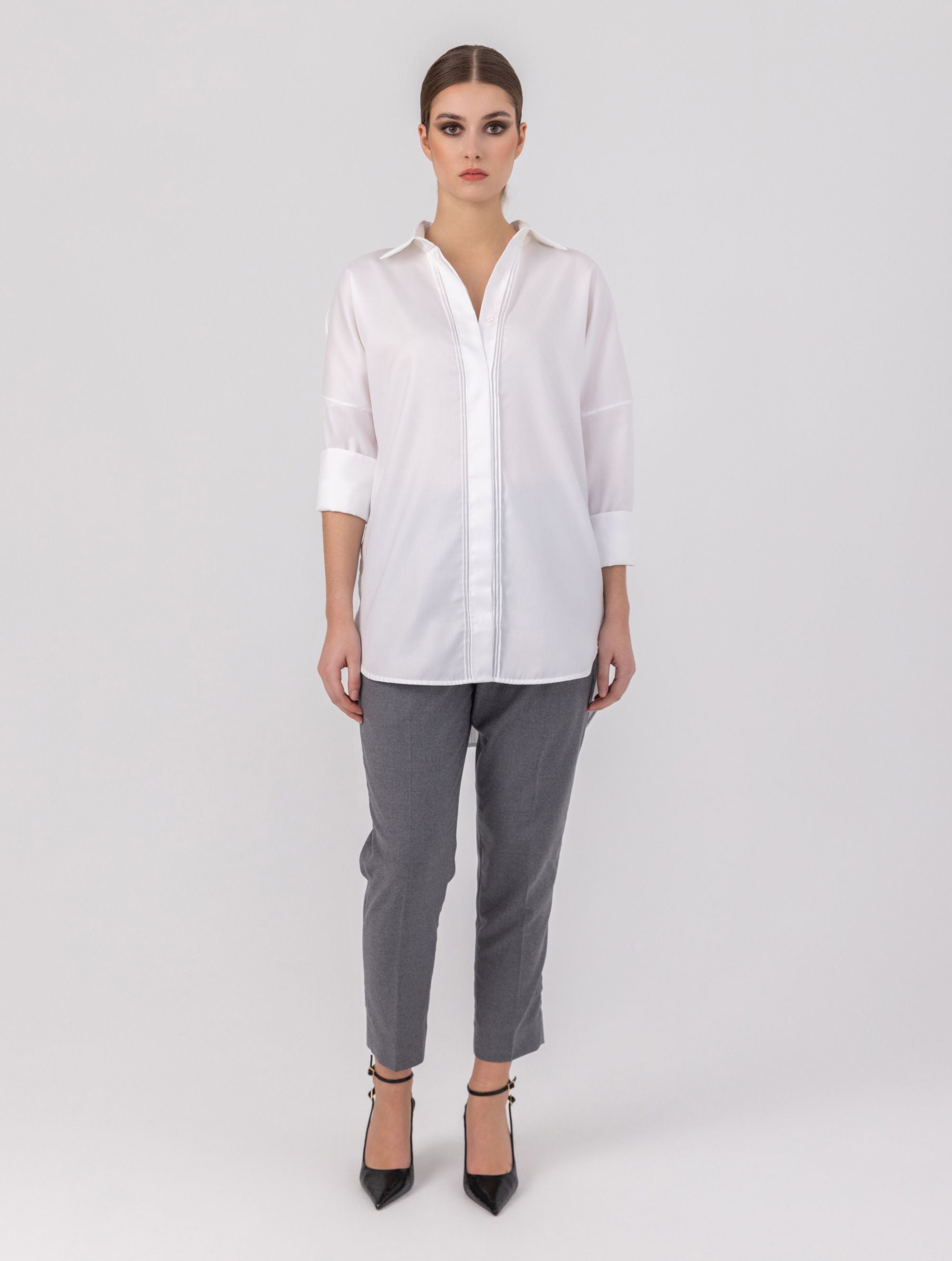 Oversize-Bluse mit Kent-Kragen, breiten Manschetten und Biesen-Details auf der Vorder- und Rückseite. Dieses Modell ist Teil unserer REBORN-Kollektion und steht für unsere „Zero-Waste-Politik“.