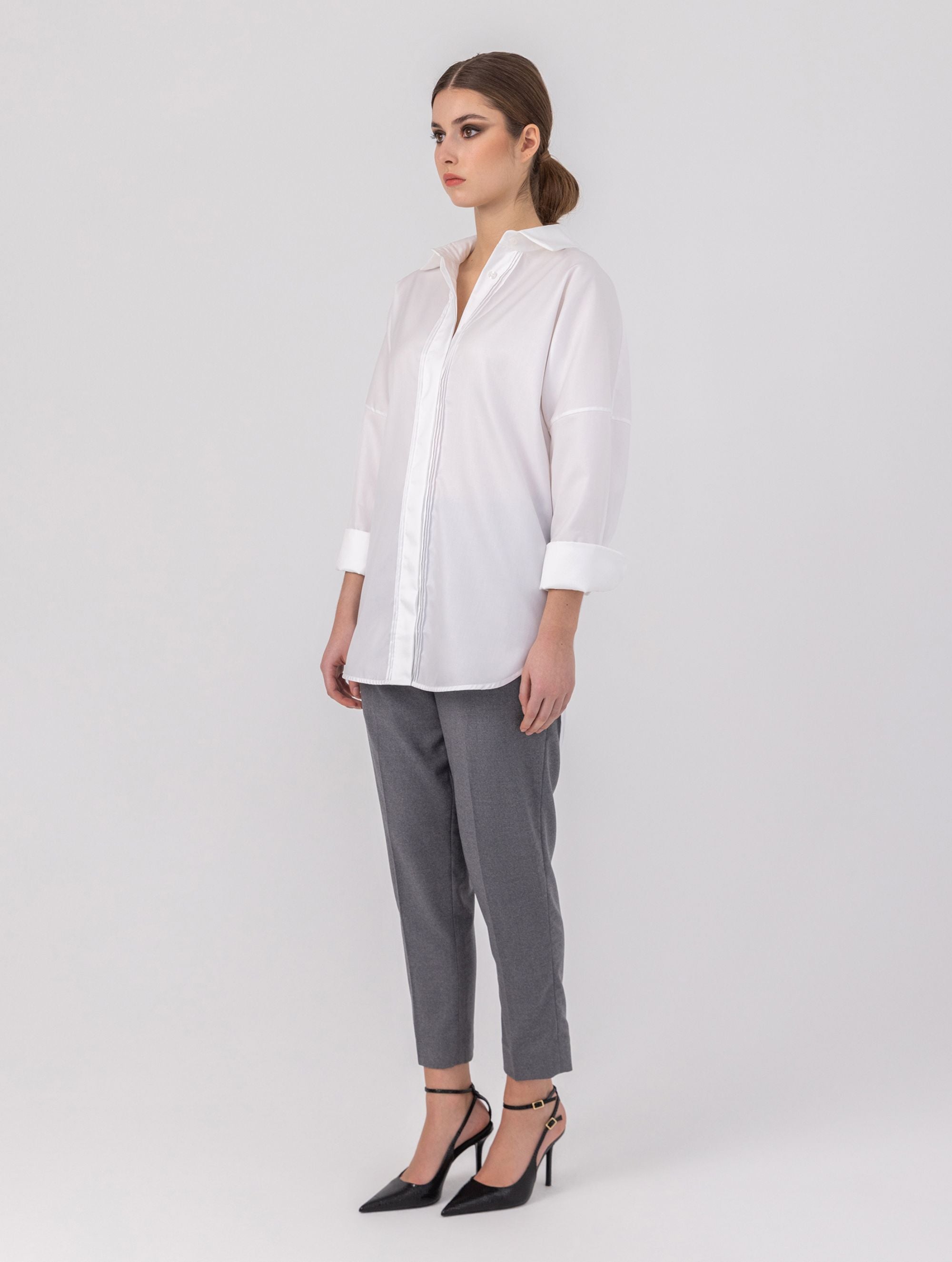 Oversize-Bluse mit Kent-Kragen, breiten Manschetten und Biesen-Details auf der Vorder- und Rückseite. Dieses Modell ist Teil unserer REBORN-Kollektion und steht für unsere „Zero-Waste-Politik“.