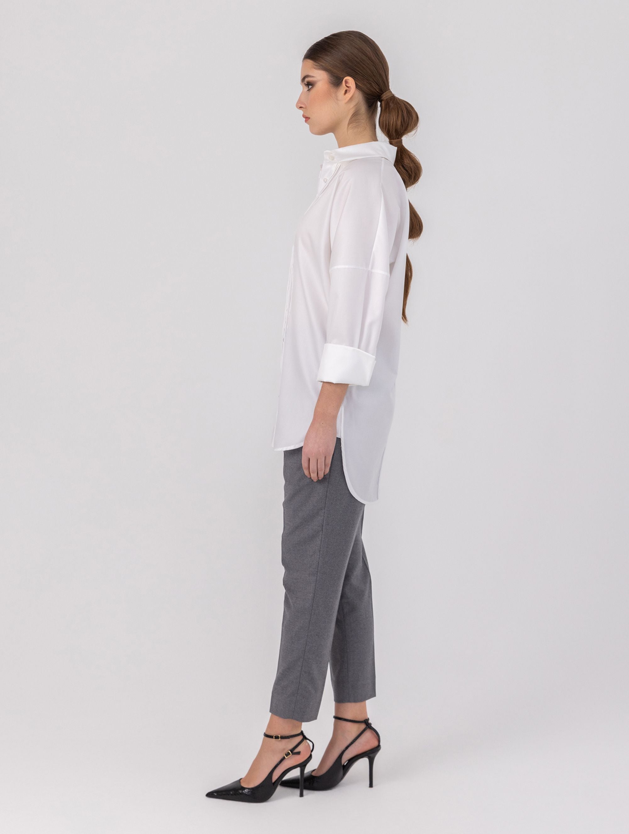 Oversize-Bluse mit Kent-Kragen, breiten Manschetten und Biesen-Details auf der Vorder- und Rückseite. Dieses Modell ist Teil unserer REBORN-Kollektion und steht für unsere „Zero-Waste-Politik“.