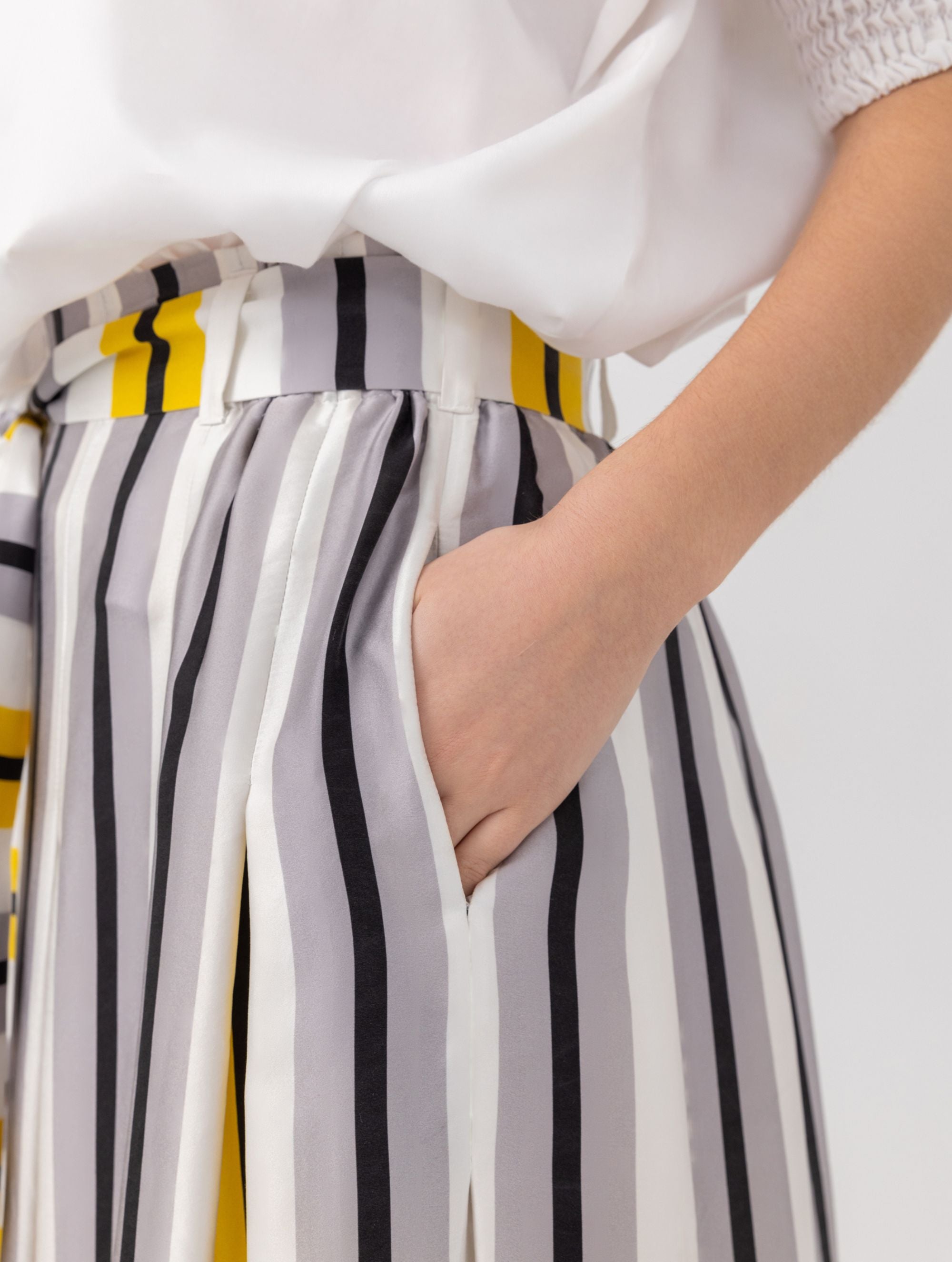 Bedruckter und und in Falten genähter Maxirock aus Seidensatin mit elastischem Bund und Gürtel. Hergestellt aus Naturfasern.