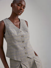 Taillierte Weste mit grauem Seidenrücken. Hergestellt mit nachhaltigen Fasern, sowie Stoffen aus unserem Altbestand im Sinne unserer "Zero-Waste-Politik".