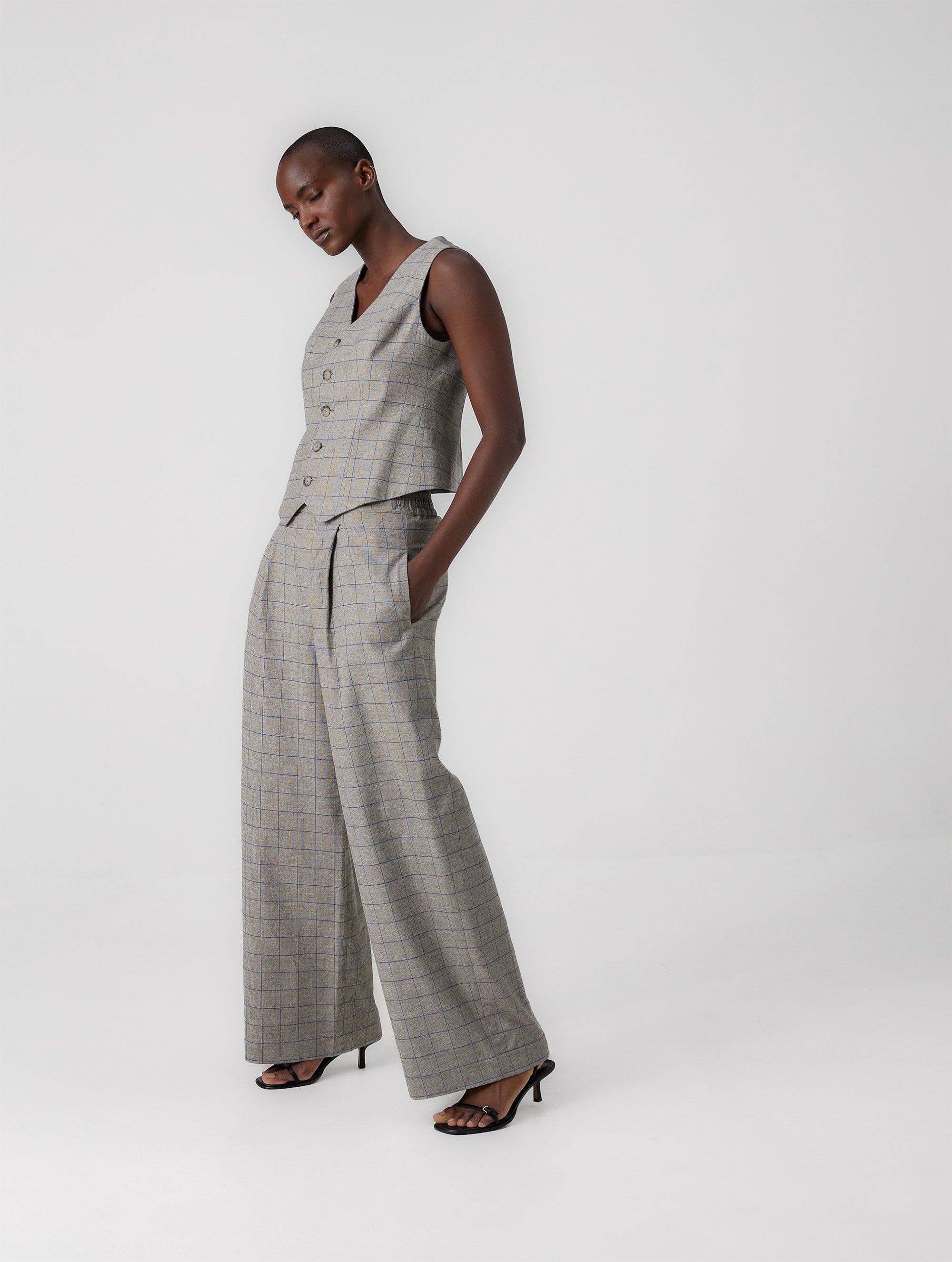 Taillierte Weste mit grauem Seidenrücken. Hergestellt mit nachhaltigen Fasern, sowie Stoffen aus unserem Altbestand im Sinne unserer "Zero-Waste-Politik".