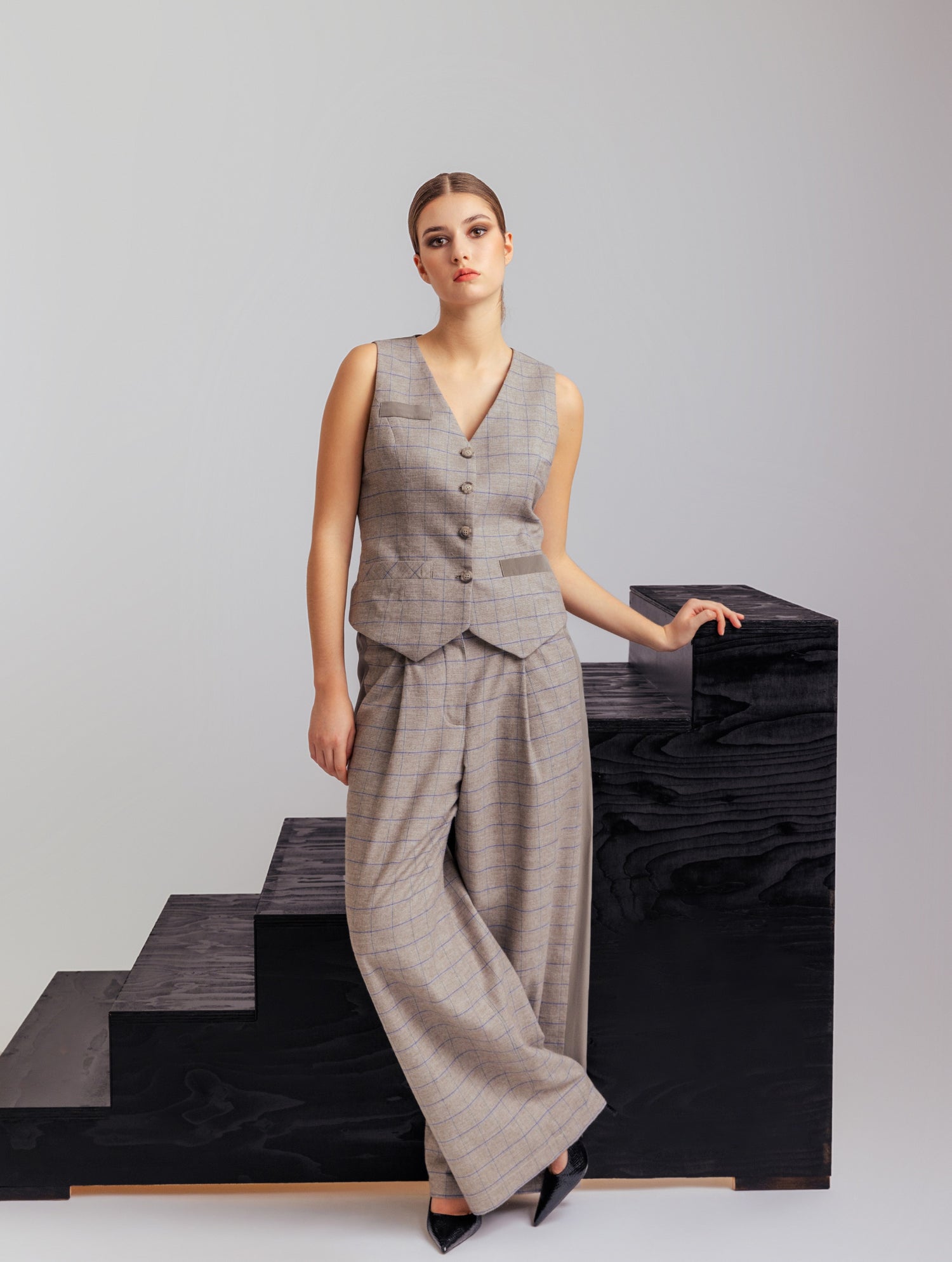 Taillierte Weste mit grauem Seidenrücken. Hergestellt mit nachhaltigen Fasern, sowie Stoffen aus unserem Altbestand im Sinne unserer "Zero-Waste-Politik".