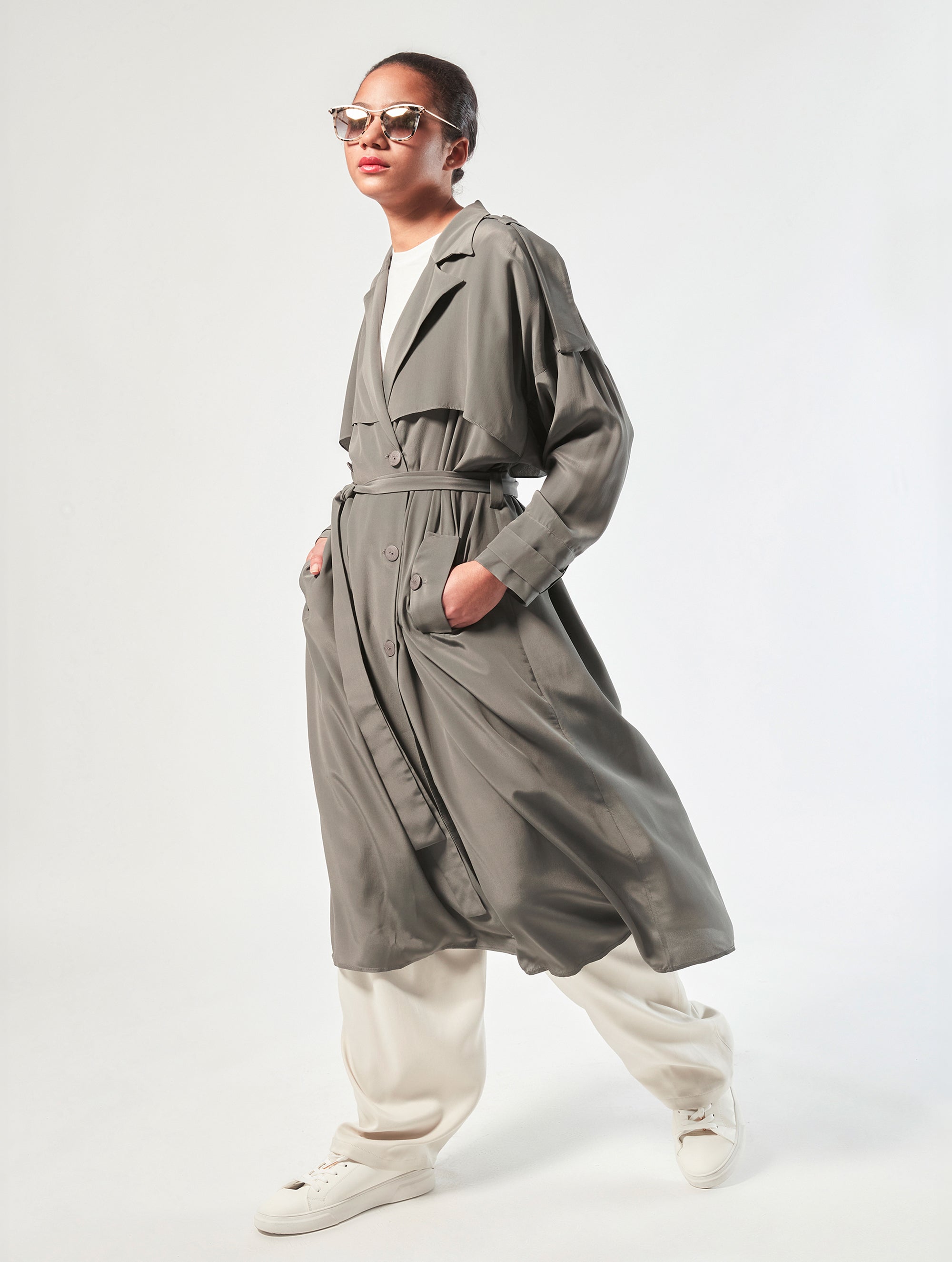 Doppelreihiger Trenchcoat aus 100% Seide, mit Schulter -und Rückencoller und extralangen Schulter- und Manschettenriegel