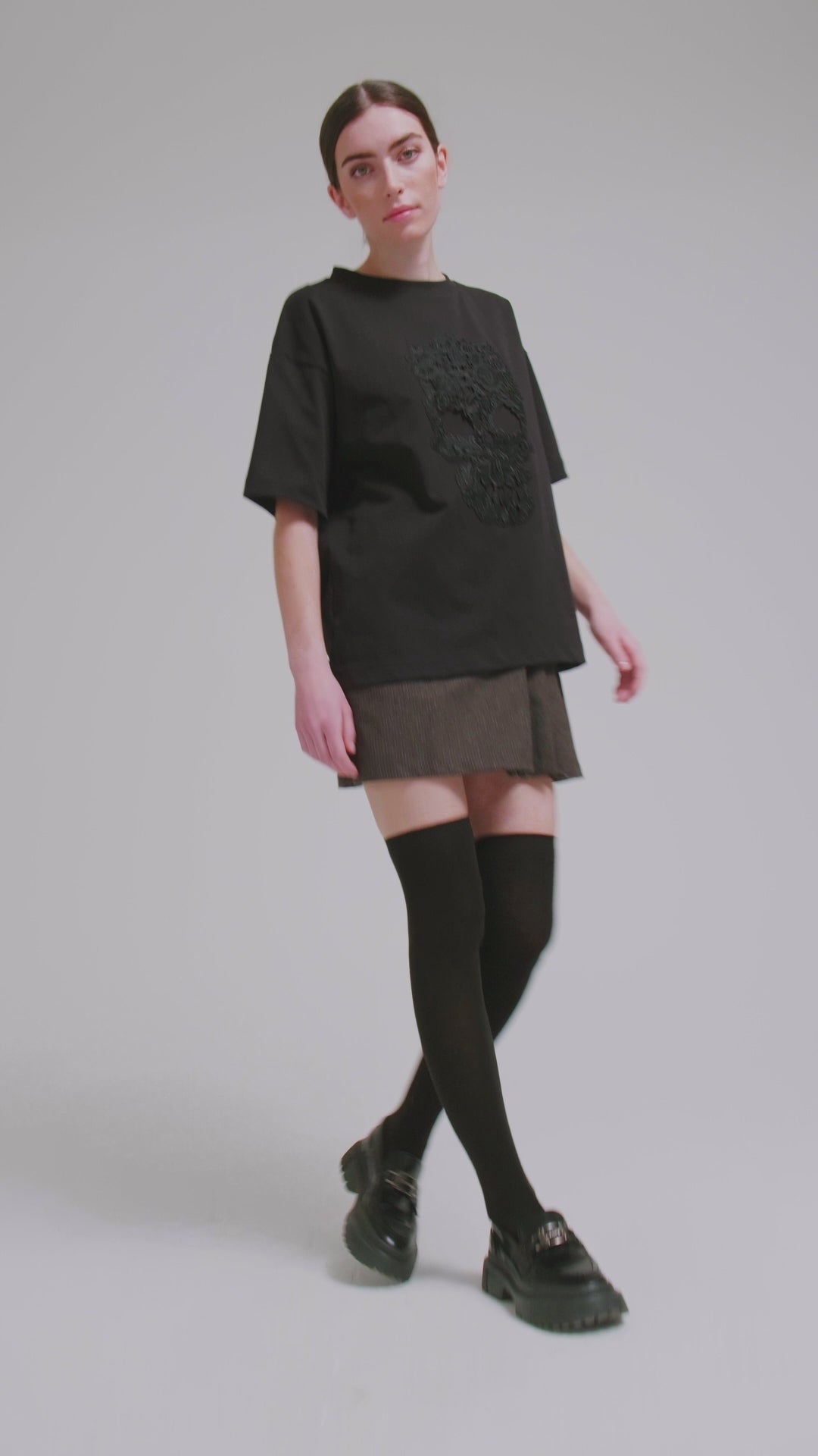 Grade geschnittenes Oversize T-Shirt aus Heavy Jersey mit Totenkopf-Stickerei Applikation.