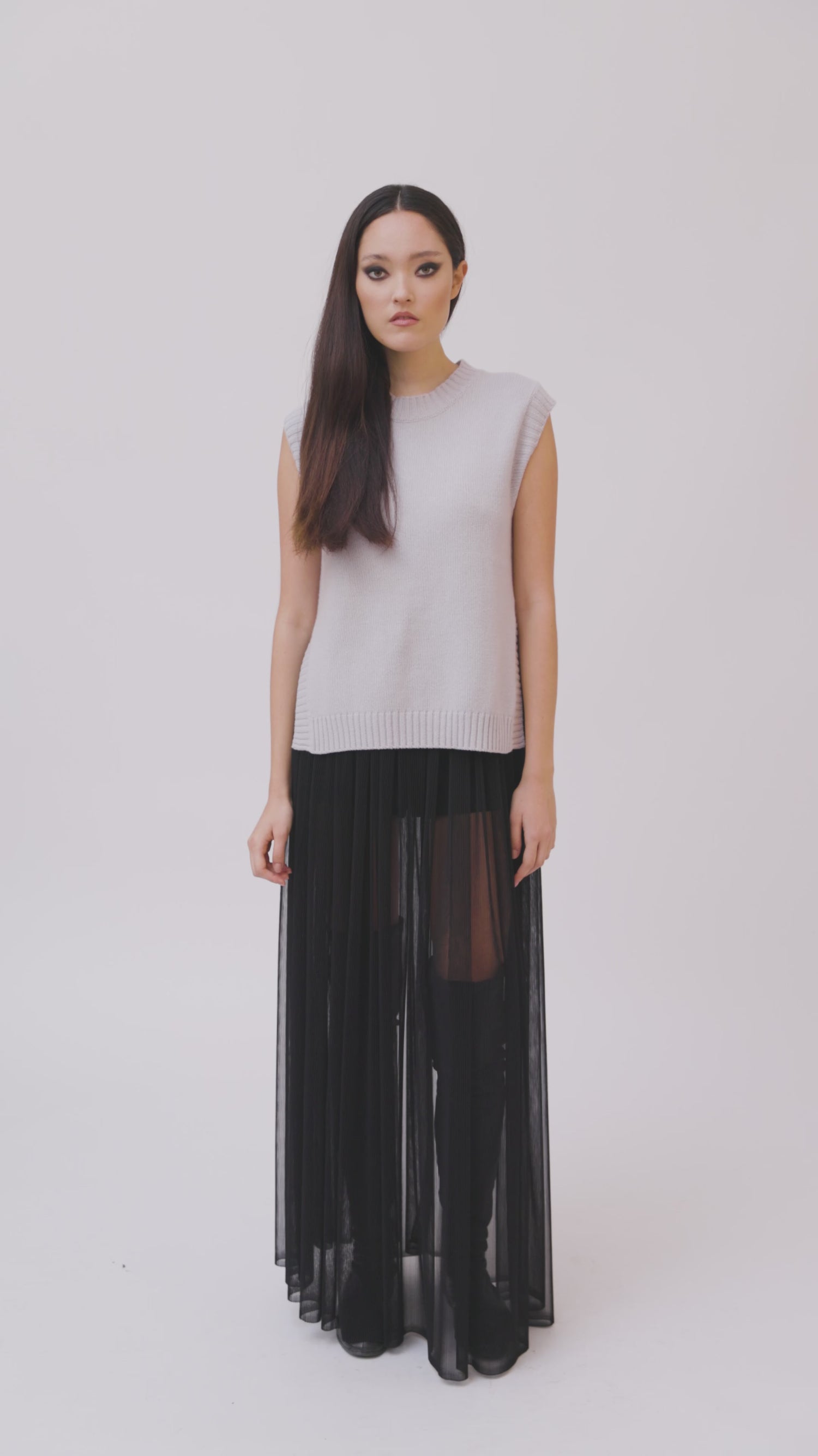 Extrem weicher, taillierter Pullunder aus feinstem Kaschmirstrick von Helene Galwas