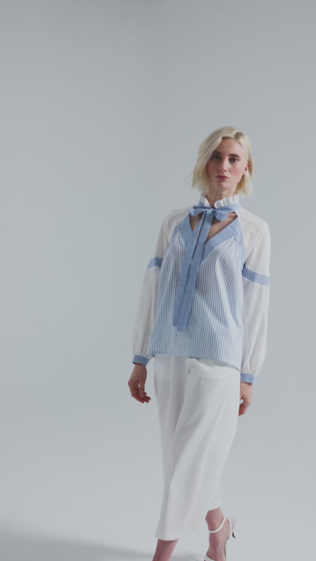 Gerade geschnittene Bluse mit nachhaltigem Design. Hergestellt aus Baumwollstoffen mit verschiedenen Streifen.