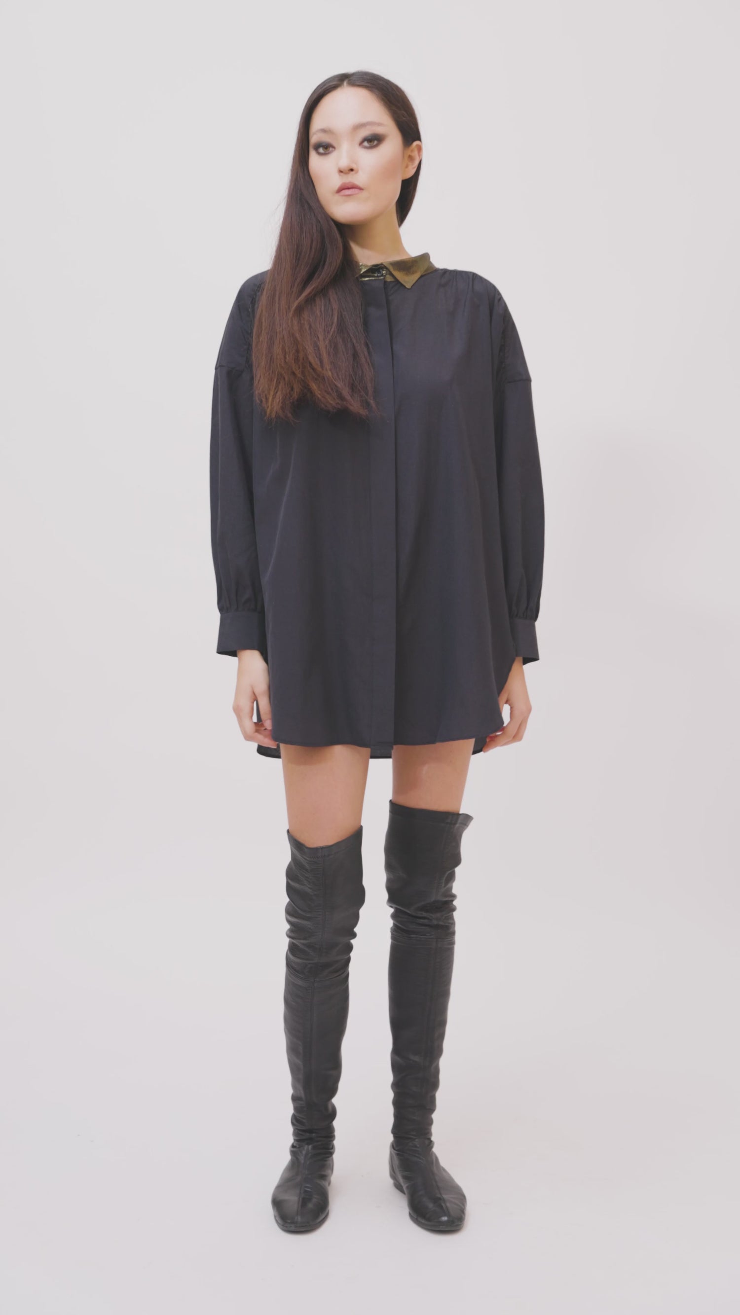 Die weite Seiden-Baumwoll-Bluse hat integrierte Seideneinsätze mit Lurex an Kragen, Schultern, Rücken von Helene Galwas