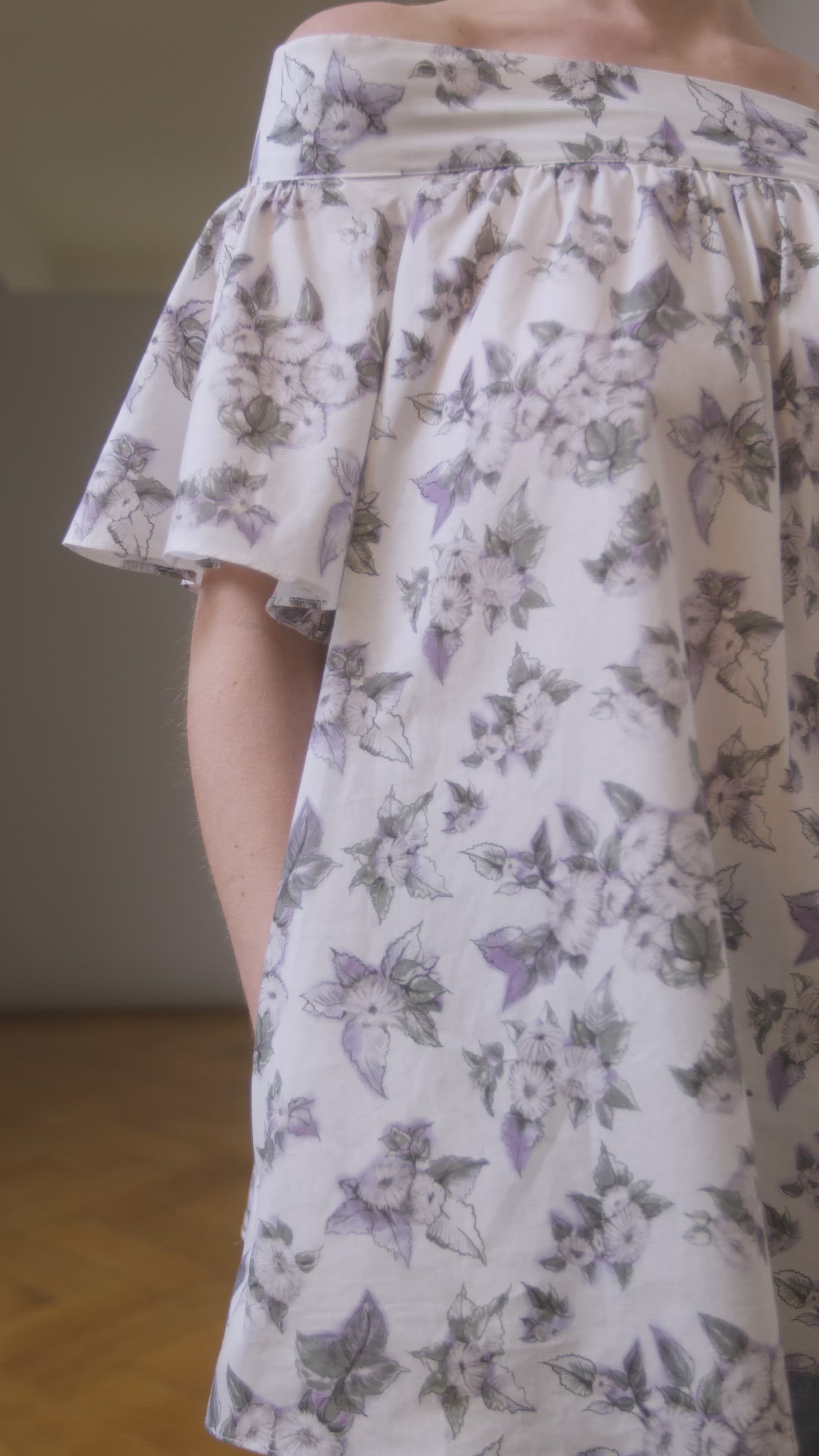 Weit geschnittene Bluse aus Premium Baumwolle, Carmen Ausschnitt auf dem Rücken zum Binden und ausgestellten Ärmeln