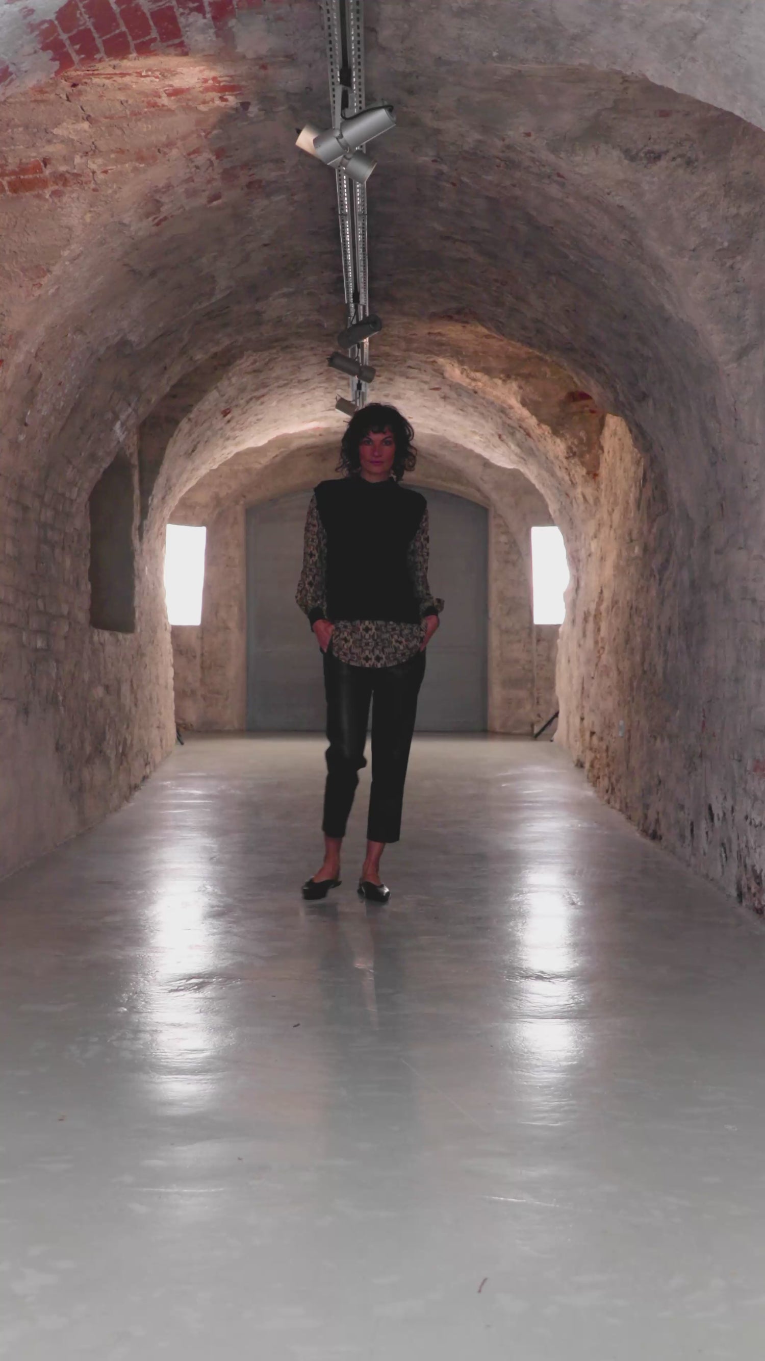 Schwarzer Pullunder Ebru aus 100% Merinowolle, tailliert und mit hohen seitlichen Schlitzen