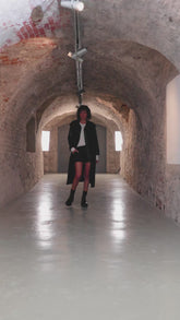 Grau-melierte Maxi-Weste aus irischem Merinofleece mit V-Ausschnitt, Seitentaschen und Druckknopfverschluss