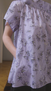 Weit geschnittene Bluse aus Premium Baumwolle, Carmen Ausschnitt auf dem Rücken zum Binden und ausgestellten Ärmeln.