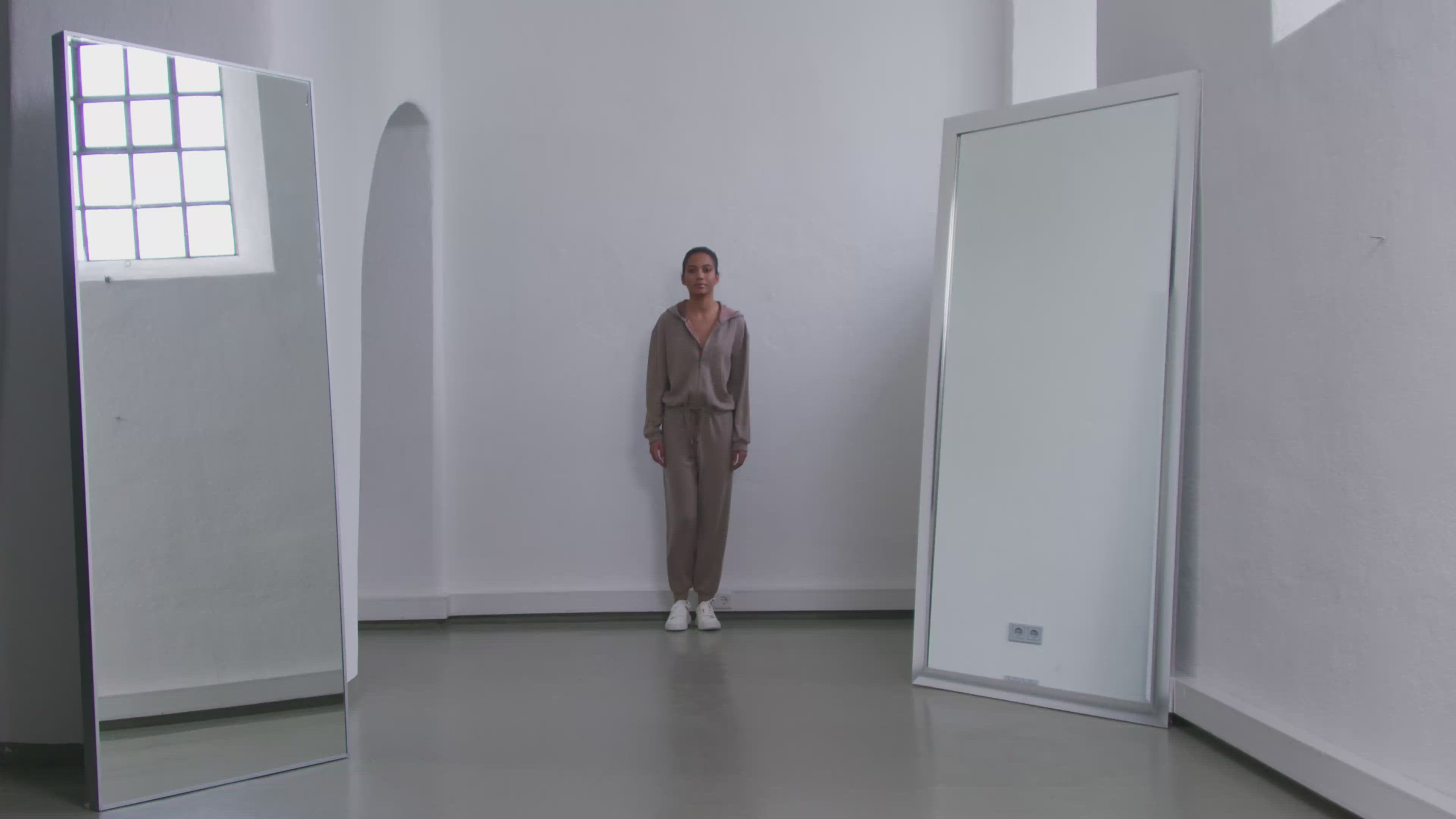 Jumpsuit aus 100% feiner Merinowolle, eine mit Seidensatin gefütterte Kapuze, Reißverschluss im Vorderteil sowie Kängurutaschen