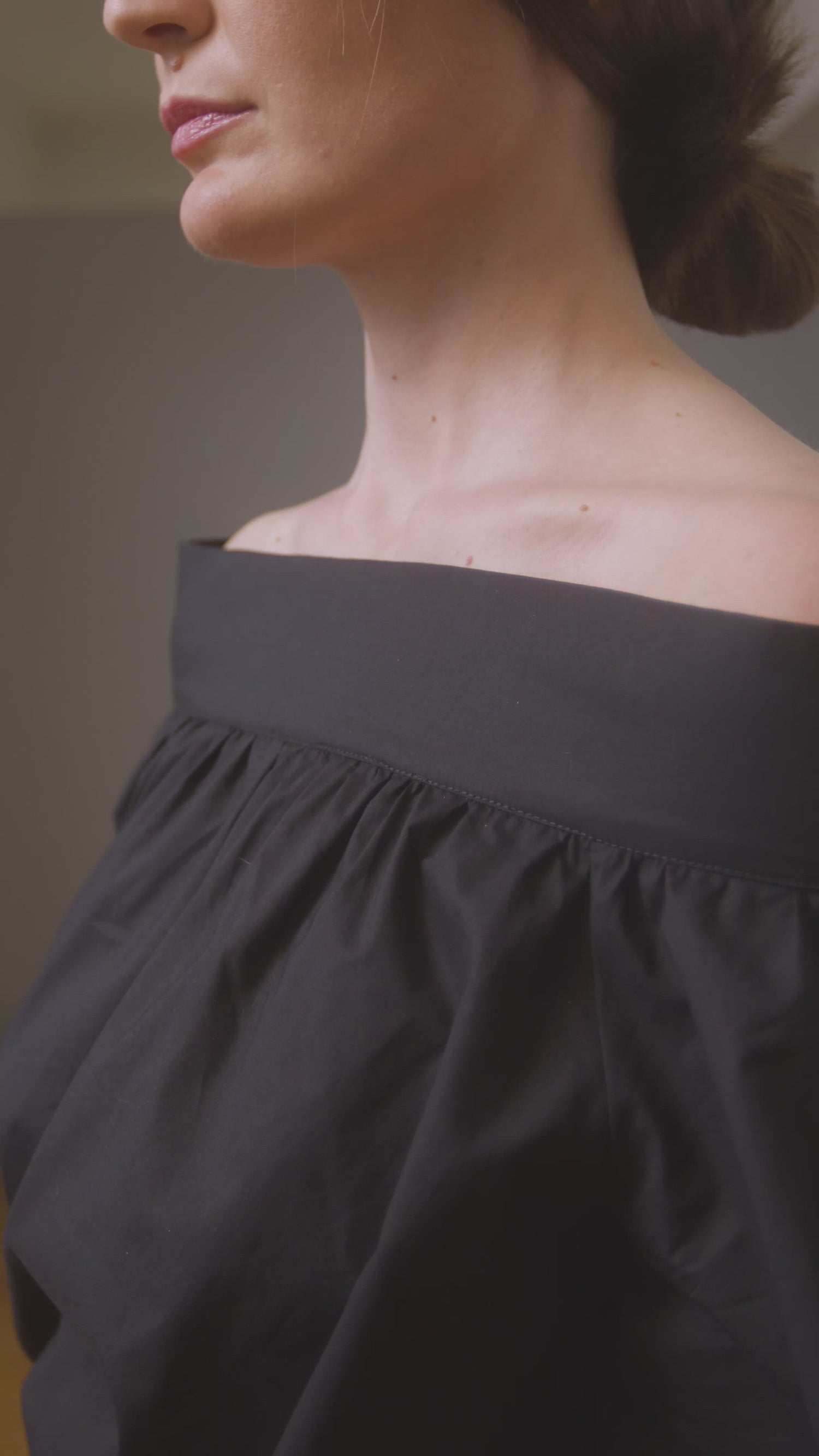 Weit geschnittene Bluse aus Premium Baumwolle, Carmen Ausschnitt auf dem Rücken zum Binden und ausgestellten Ärmeln