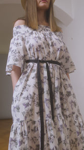 Midi-Kleid aus Premium-Baumwolle mit Carmen Ausschnitt und einem Gürtel auf der Rückseite zum Binden.