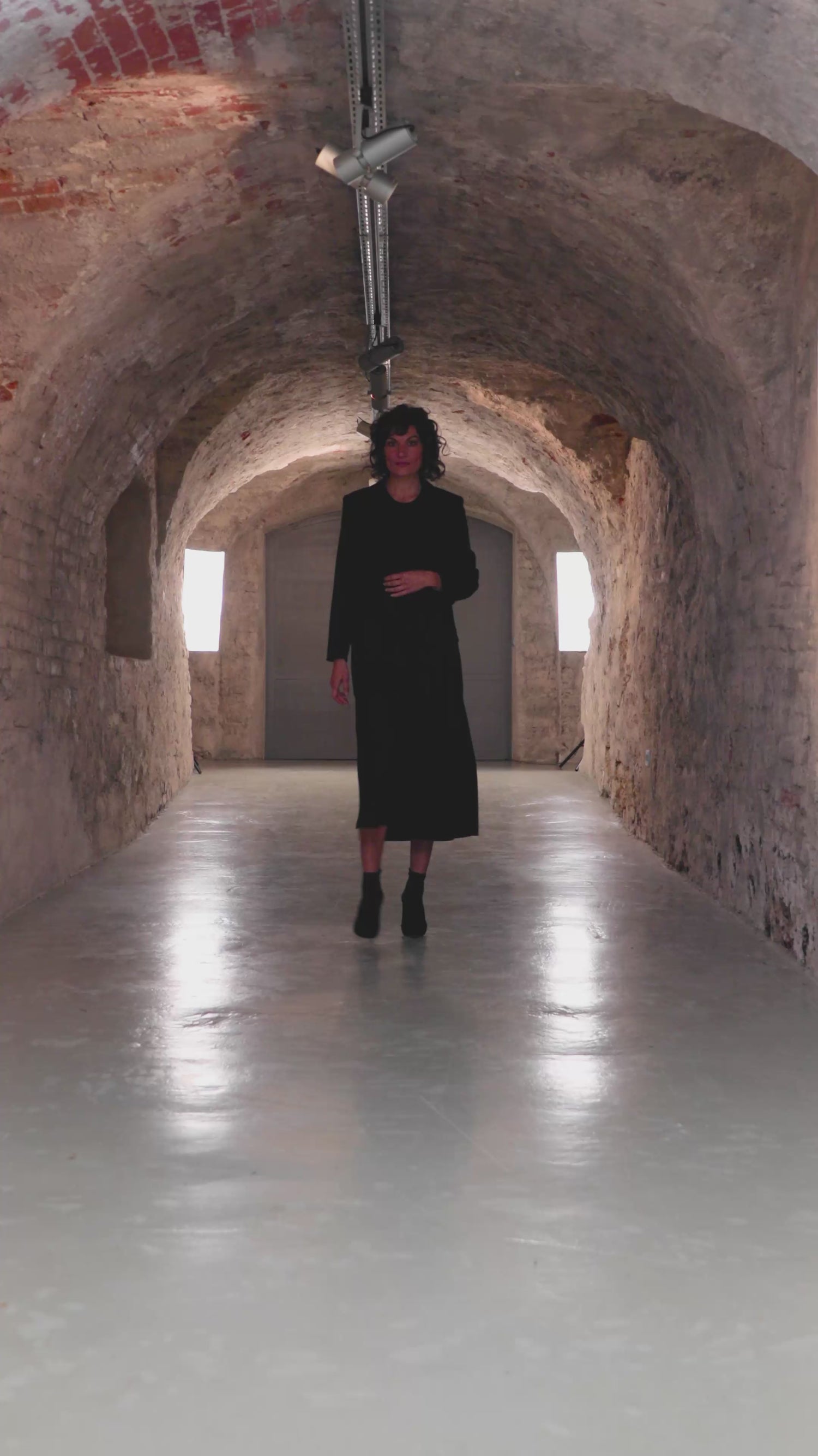 Schwarzer Wollmix Mantel, taillierte Passform, hohe Seitenschlitze für eine schlanke Silhouette mit oder ohne Gürtel tragbar