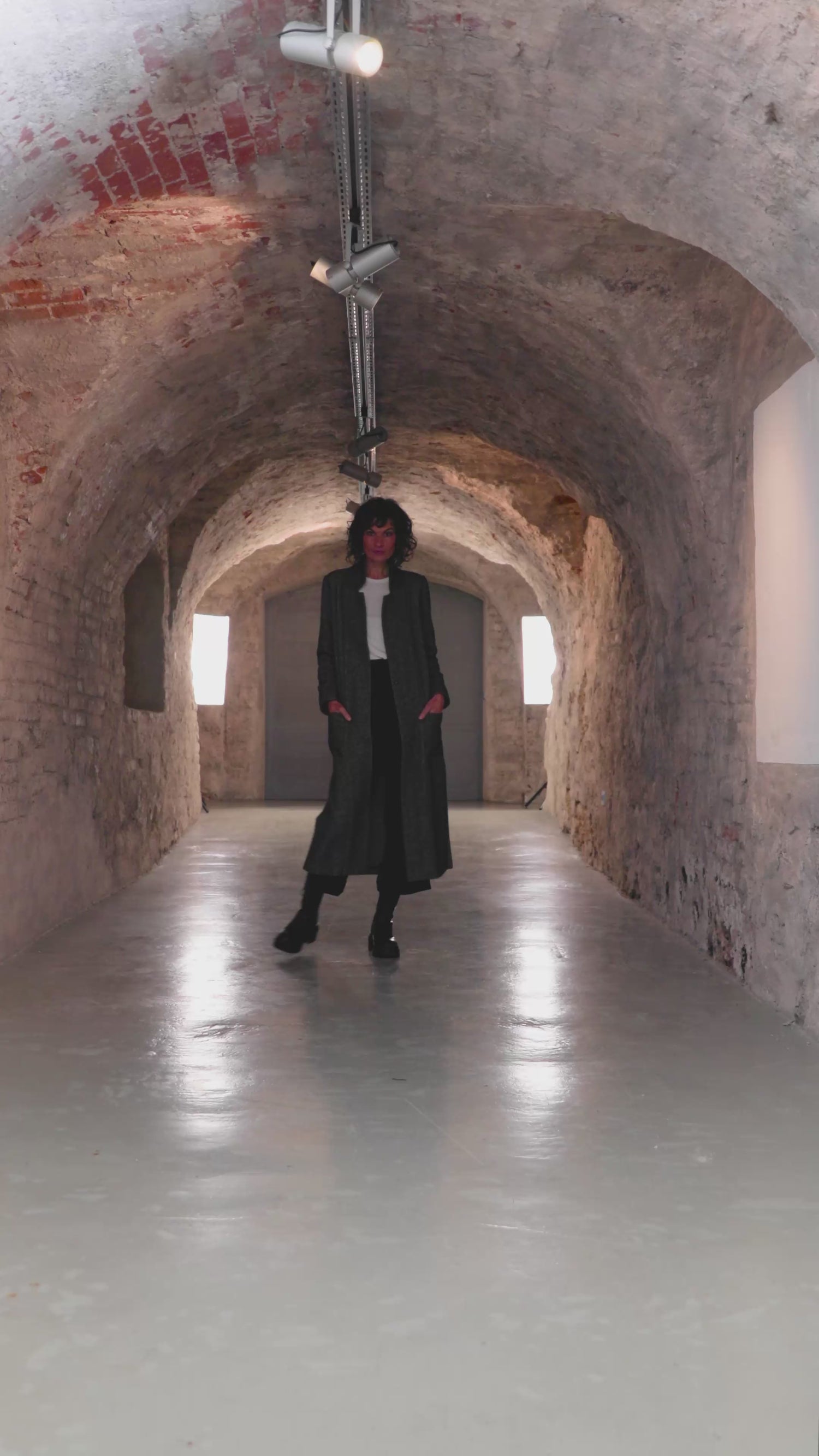 Luxuriöser, grau melierter, weicher Mantel aus Angora, Merinowolle und Seide, tailliert geschnitten, hohe Seitenschlitze