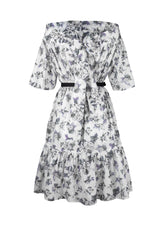 Midi-Kleid aus Premium-Baumwolle mit Carmen Ausschnitt und einem Gürtel auf der Rückseite zum Binden.