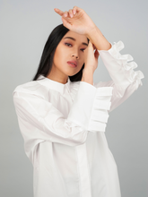 Elegante, weiße Bluse aus 100% feinster Baumwolle mit überschrittenen Schultern, großem Kragen und Manschetten