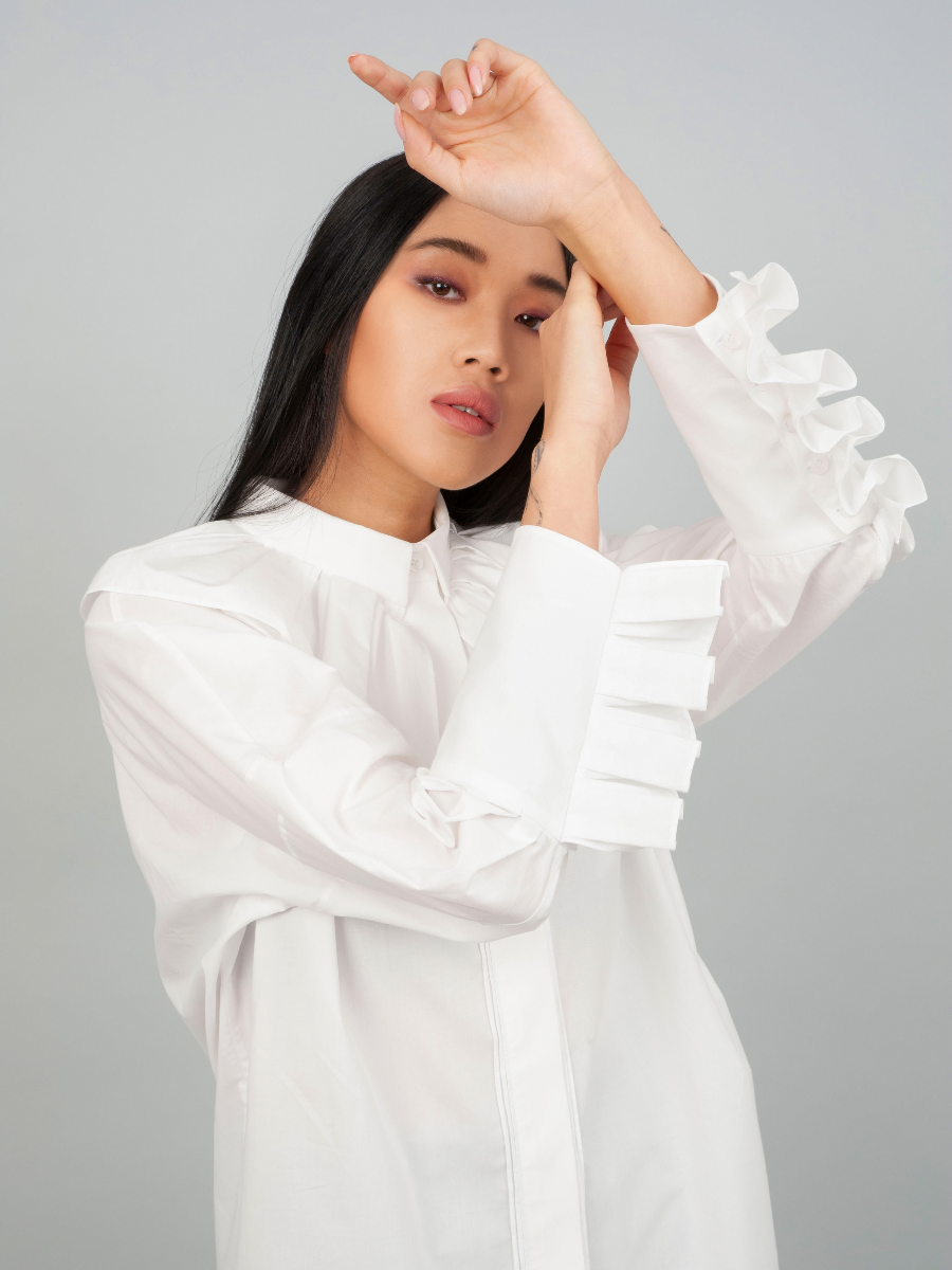 Elegante, weiße Bluse aus 100% feinster Baumwolle mit überschrittenen Schultern, großem Kragen und Manschetten