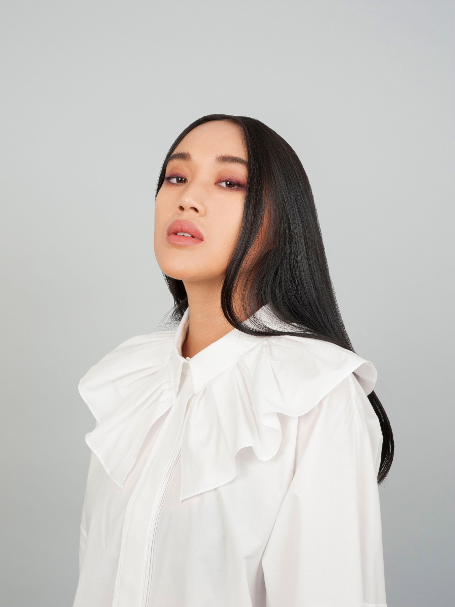 Elegante, weiße Bluse aus 100% feinster Baumwolle mit überschrittenen Schultern, großem Kragen und Manschetten