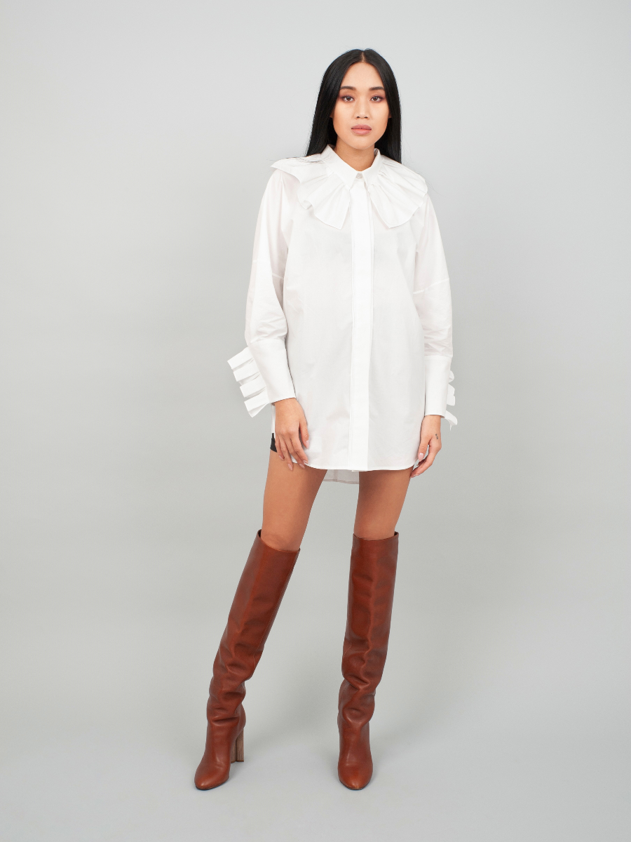 Elegante, weiße Bluse aus 100% feinster Baumwolle mit überschrittenen Schultern, großem Kragen und Manschetten