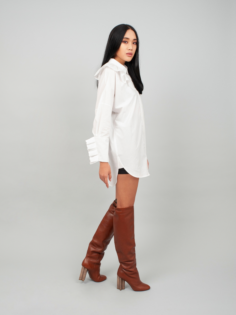 Elegante, weiße Bluse aus 100% feinster Baumwolle mit überschrittenen Schultern, großem Kragen und Manschetten