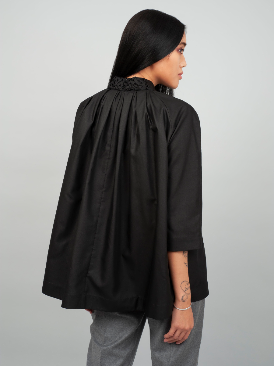 Edle, schwarze Baumwollbluse mit Stehkragen, Raglanärmeln und Smok-Details