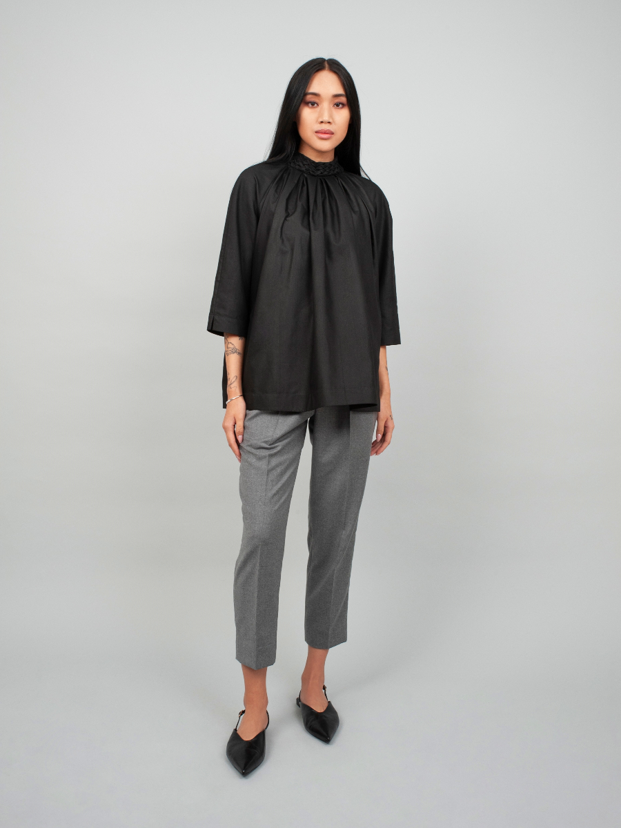 Edle, schwarze Baumwollbluse mit Stehkragen, Raglanärmeln und Smok-Details