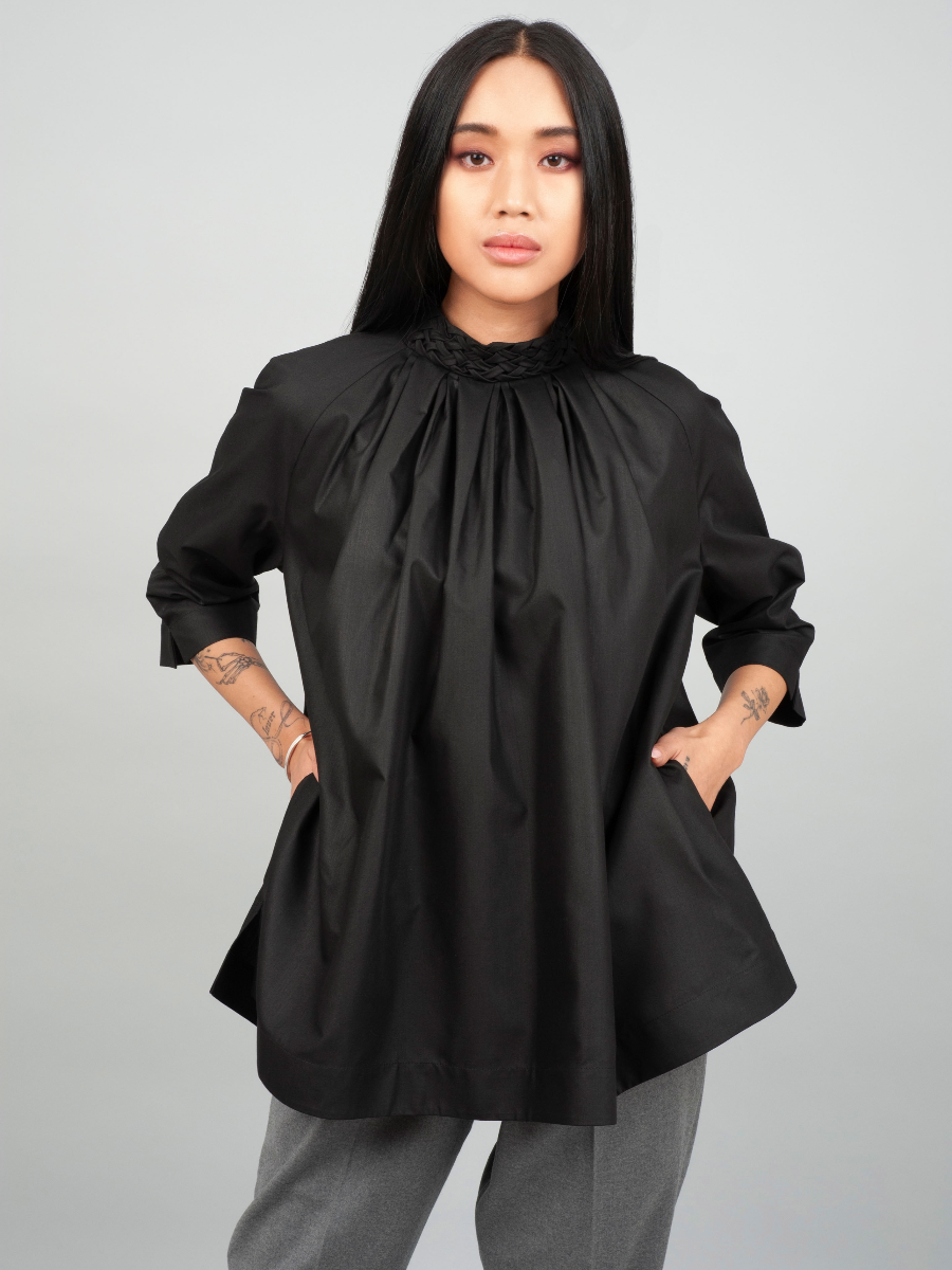 Edle, schwarze Baumwollbluse mit Stehkragen, Raglanärmeln und Smok-Details