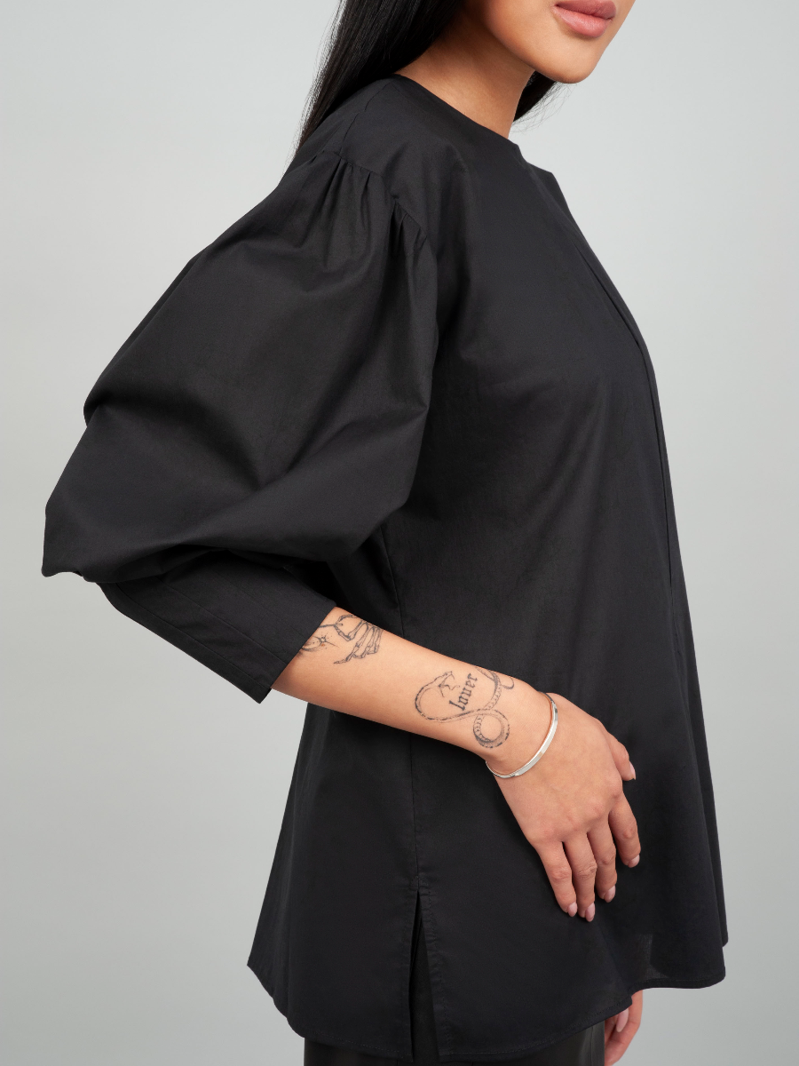 Außergewöhnliche, schwarze Basic Bluse aus 100% Baumwolle mit Rundhalsausschnitt, Kellerfalte mittig und seitlichen Schlitzen