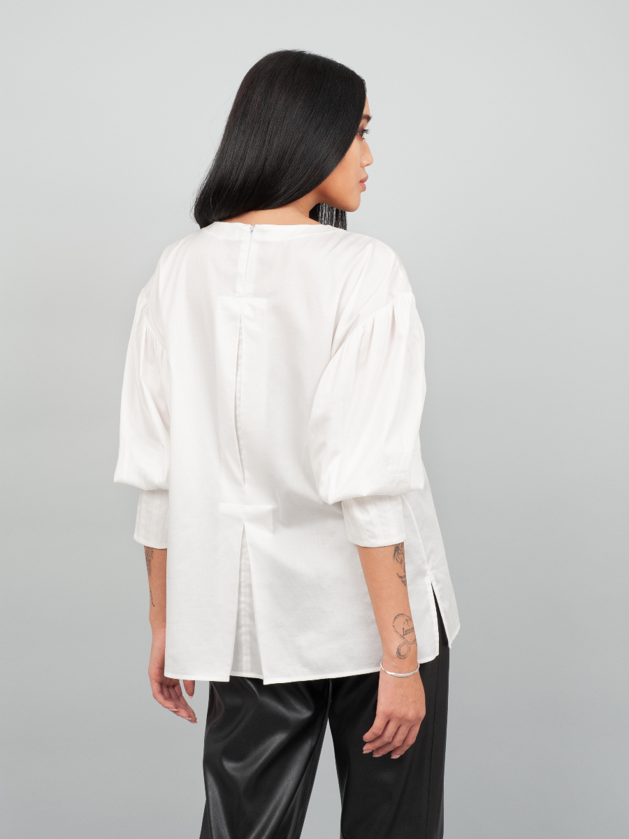 Außergewöhnliche, weiße Basic Bluse aus 100% Baumwolle mit Rundhalsausschnitt, Kellerfalte mittig und seitlichen Schlitzen