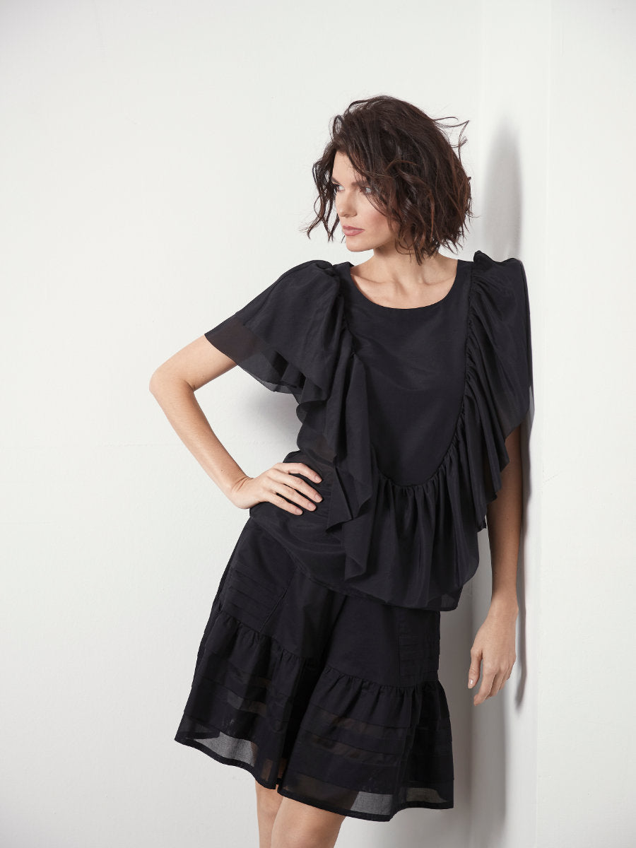 Exquisite Bluse aus einem luxuriösen Seide-Baumwoll Mix und eleganten Volants aus feiner Chiffonseide