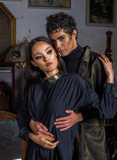 Die weite Seiden-Baumwoll-Bluse hat integrierte Seideneinsätze mit Lurex an Kragen, Schultern, Rücken von Helene Galwas