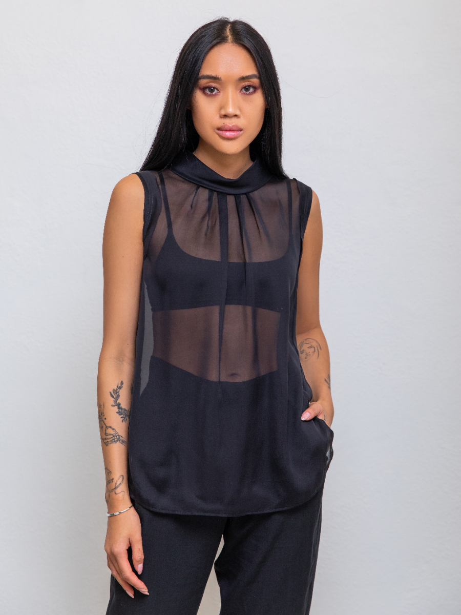 Transparente, ärmellose Bluse aus feinster Chiffonseide, raffinierter Hemdkragenverschluss im Nacken sowie ungesäumten Ärmelkanten