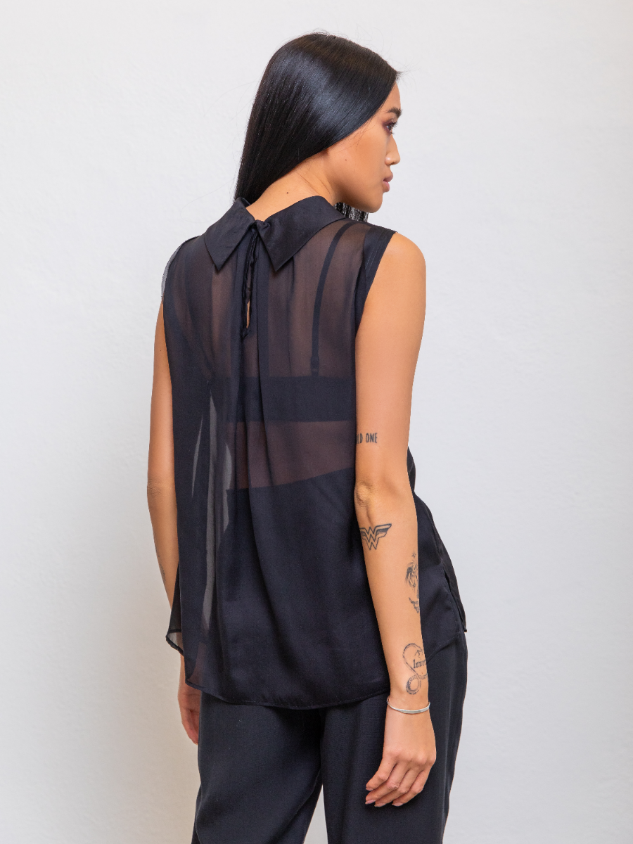 Transparente, ärmellose Bluse aus feinster Chiffonseide, raffinierter Hemdkragenverschluss im Nacken sowie ungesäumten Ärmelkanten