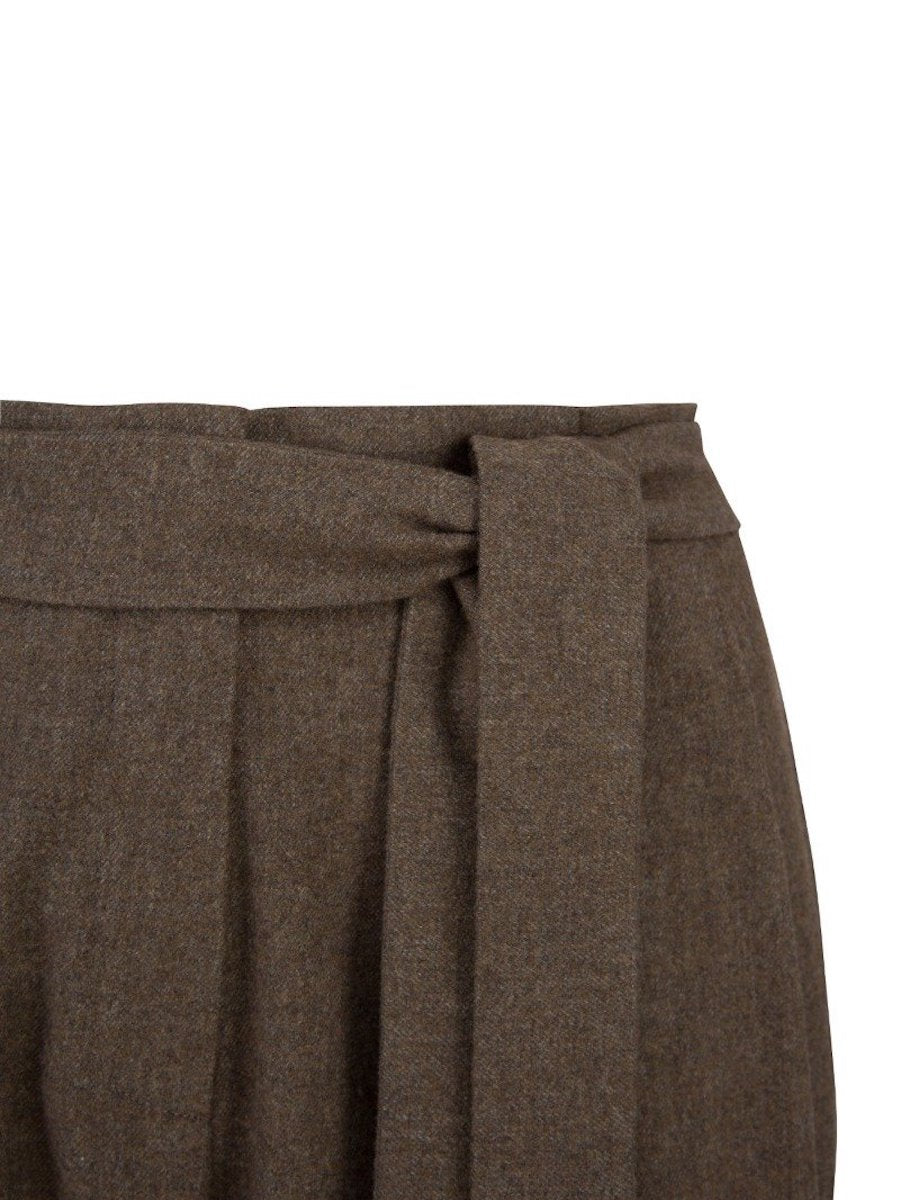 Locker geschnittene Bundfaltenhose aus weicher Wolle sowie seitliche Eingriffstaschen und Bindegürtel
