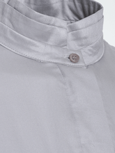 Midi Hemdkleid aus Viskose mit Stehkragen, versteckter Knopfleiste und einem seitlichen Schlitz