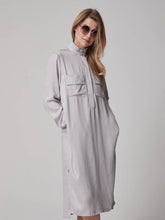 Midi Hemdkleid aus Viskose mit Stehkragen, versteckter Knopfleiste und einem seitlichen Schlitz