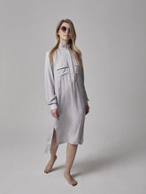 Midi Hemdkleid aus Viskose mit Stehkragen, versteckter Knopfleiste und einem seitlichen Schlitz