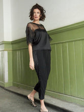 Exquisite Kurzarmbluse aus Stretch-Satin mit eleganten Einsätzen in der Schulterpartie und den Ärmeln aus feiner Organzaseide