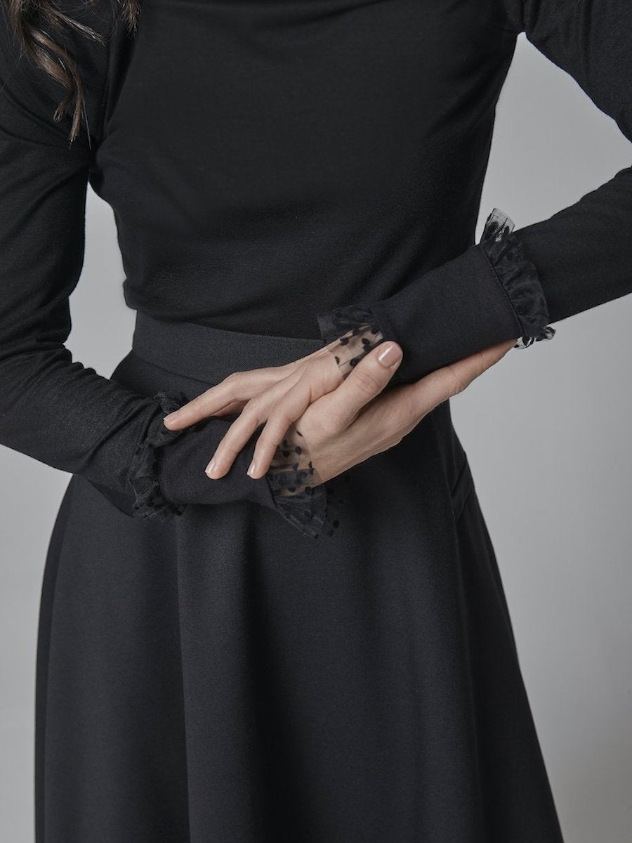 Langarmshirt aus hochwertiger Viskose, mit verspielter Rüschenverzierungen am Armabschluss sowie dezenten Schulterpolstern