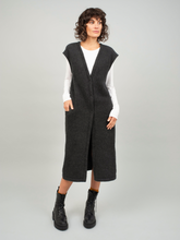 Grau-melierte Maxi-Weste aus irischem Merinofleece mit V-Ausschnitt, Seitentaschen und Druckknopfverschluss