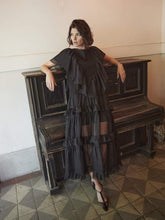 Maxi-Kleid aus feinem Baumwollbatist, zarten Volants und kunstvoll eingearbeiteten Einsätzen aus Chiffonseide