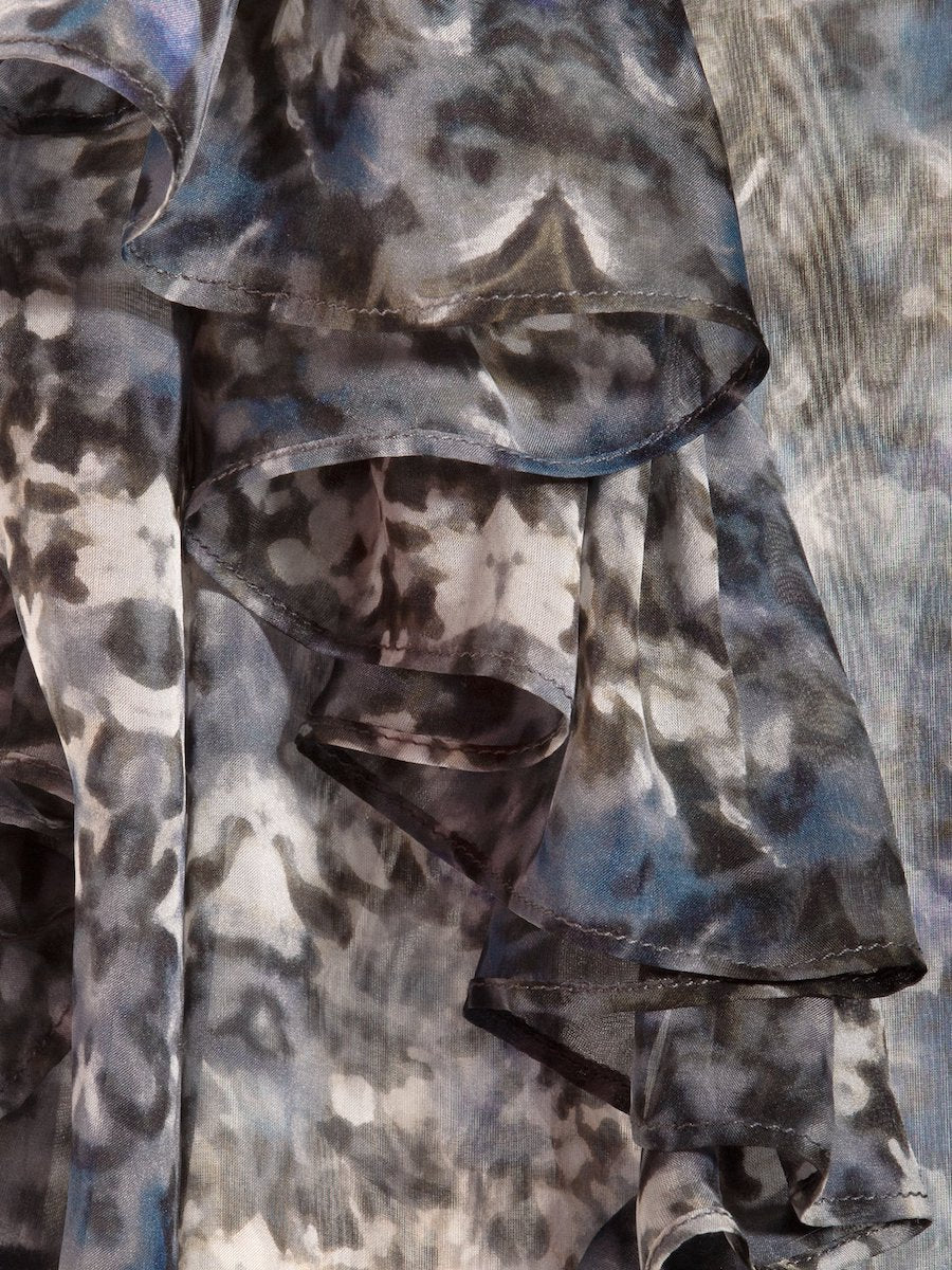 Atemberaubendes Maxikleid aus leicht transparenter Chiffonseide, kunstvollem Blütenprint und feinen Volants