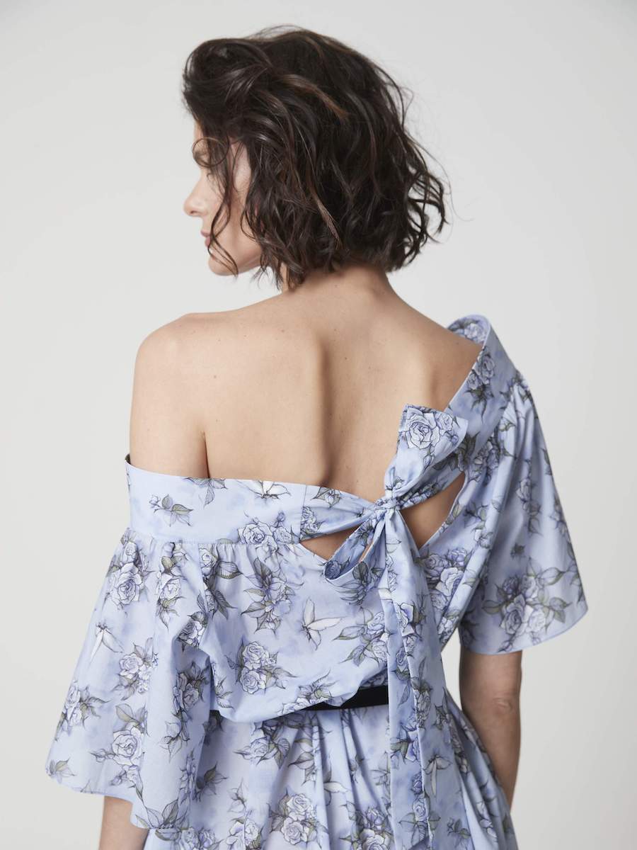 Midi-Kleid aus Premium-Baumwolle mit Carmen Ausschnitt und einem Gürtel auf der Rückseite zum Binden